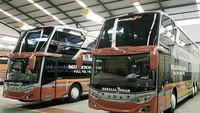 Sementara itu dari sisi eksterior, armada bus tingkat terbaru PO Rosalia Indah ini sekarang menggunakan grafis livery yang lebih segar. Pemilihan warna kombinasi tetap, yakni orange, kuning, biru muda, dan hitam. Foto: Instagram @adiputro_official