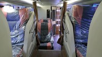 Ini tentunya jadi terobosan baru, sebab sebelumnya kelas sleeper pada double decker hanya ada dua kursi, yang posisinya di belakang kabin pengemudi dan kru. Foto: Instagram @adiputro_official