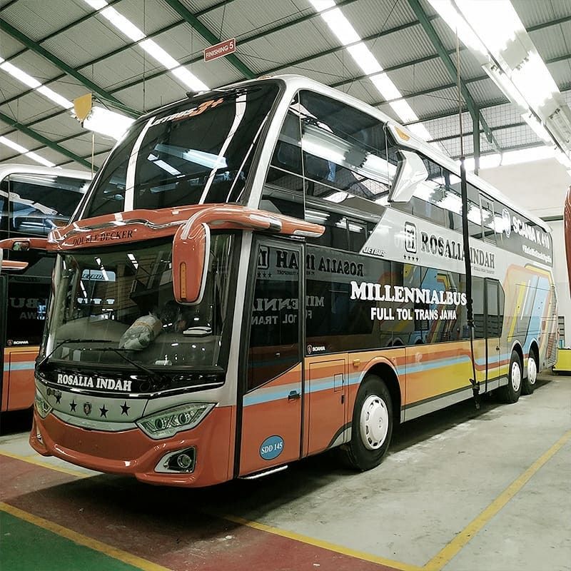 Bus tingkat PO Rosalia Indah buatan karoseri Adiputro