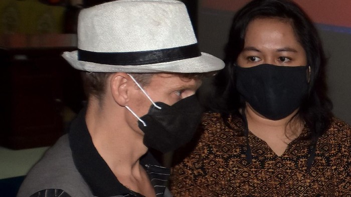 Setelah ditangkap imigrasi, penyelenggara kelas orgasme yang bikin heboh di Bali akhirnya dideportasi. Berikut potretnya.
