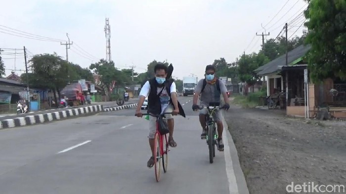 Dua pria ini mudik menggunakan sepeda dari Jakarta-Jateng