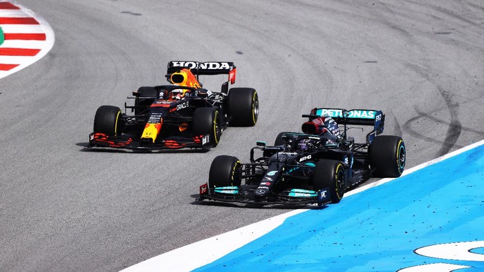 BARCELONA, SPAIN - MAY 09: Lewis Hamilton of Great Britain driving the (44) Mercedes AMG Petronas F1 Team Mercedes W12 leads Max Verstappen of the Netherlands driving the (33) Red Bull Racing RB16B Honda on track during the F1 Grand Prix of Spain at Circuit de Barcelona-Catalunya on May 09, 2021 in Barcelona, Spain. (Photo by Bryn Lennon/Getty Images)