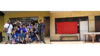 Wartawan Siaga Mudik tahun 2019 (kiri) berfoto bersama didepan warung yang bisa digunakan untuk berbuka puasa. 24 jam mereka bertugas untuk menyampaikan perkembangan informasi di jalur selatan Nagreg. Warung yang digunakan untuk berfoto bersama Wartawan Siaga Mudik tampak tutup di tahun 2021 ini (kanan). Hal tersebut sudah terjadi sejak tahun kemarin atau awak pertama terjadi pandemi COVID-19.