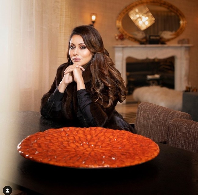 Selain sebagai produser, Gauri Khan merupakan seorang desainer interior sukses. Wanita berusia 50 tahun itu sudah menjadi langgangan para selebriti Bollywood dan dunia. Sederet klien Gauri yang rumahnya didesain olehnya di antaranya Roberto Cavalli, Ralph Lauren, Karan Johar, hingga orang terkaya di India Mukesh Ambani. Foto: Dok. Instagram @gaurikhan