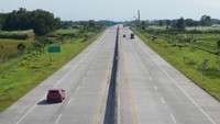 Pada H-4 Lebaran dan hari keempat penerapan larangan mudik lebaran 2021 ruas jalan tol Trans Jawa di wilayah tersebut terpantau masih sepi dan banyak didominasi kendaraan pengangkut barang. ANTARA FOTO/Siswowidodo.  