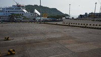 Suasana lengang juga terlihat di Dermaga III Pelabuhan Merak, Banten, Minggu (9/5/2021). ANTARA FOTO/Asep Fathulrahman.