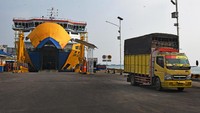 Memasuki hari ke-4 pemberlakuan Larangan Mudik untuk mencegah penyebaran COVID-19 suasana penyeberangan di Pelabuhan Merak lebih sepi dari biasanya. ANTARA FOTO/Asep Fathulrahman.