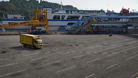 Pelabuhan yang kerap ramai didatangi para pemudik saat menjelang Lebaran ini pun tampak lengang di tengah pemberlakuan larangan mudik Lebaran 2021. ANTARA FOTO/Asep Fathulrahman.