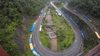 Sejak pemberlakuan larangan mudik 6-17 Mei 2021, arus kendaraan di jembatan layang tersebut sepi kecuali angkutan barang dan logistik. ANTARA FOTO/Iggoy el Fitra.  