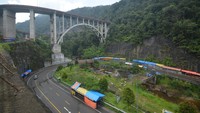 Tak banyak kendaraan yang melintas di Jembatan Layang Kelok Sembilan, Kabupaten Limapuluhkota, Sumatera Barat, menjelang Lebaran. ANTARA FOTO/Iggoy el Fitra.
