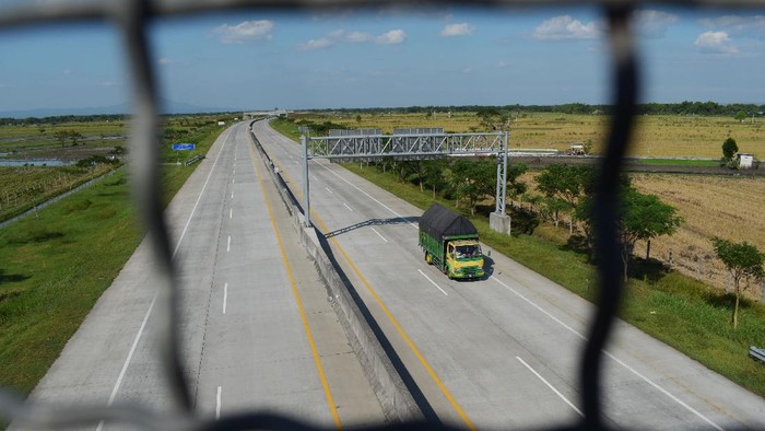 H-4 Lebaran, Pelabuhan Merak-Tol Trans Jawa di Madiun Sepi Larangan mudik Lebaran 2021 telah diberlakukan sejak Kamis (6/5) lalu. Di tengah larangan mudik, begini suasana di Tol Trans Jawa hingga Pelabuhan Merak.
