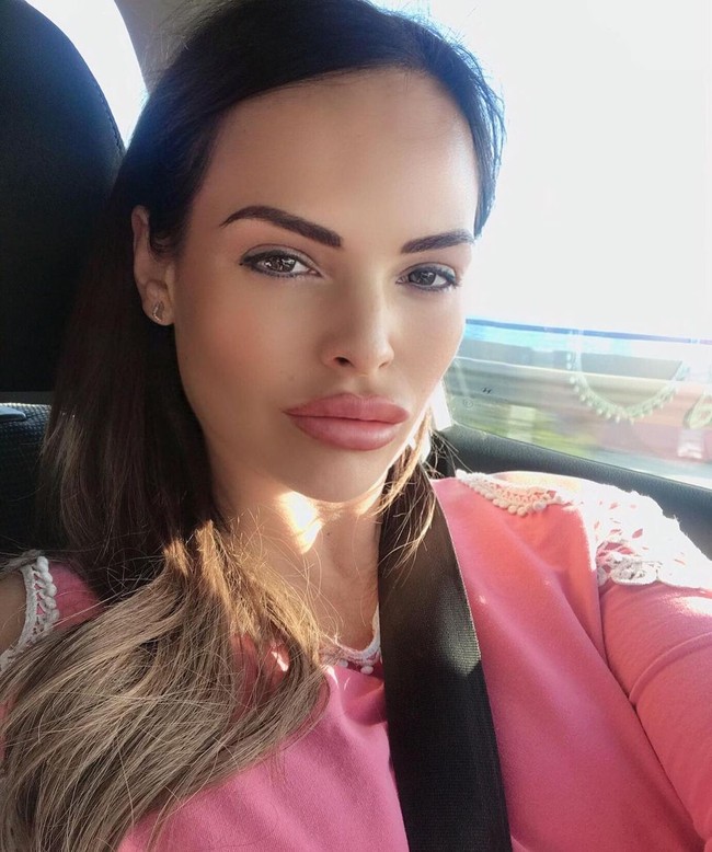 Selain bersin, hal aneh yang diminta klien Holly adalah makan es krim saat pakai masker. Meski sulit bahkan mual, ia menyanggupinya karena bayaran cukup mahal.Foto: Instagram