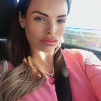 Selain bersin, hal aneh yang diminta klien Holly adalah makan es krim saat pakai masker. Meski sulit bahkan mual, ia menyanggupinya karena bayaran cukup mahal.Foto: Instagram