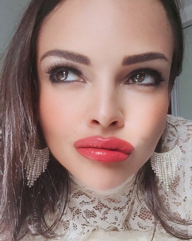 Wanita 42 tahun ini mengaku bahwa saat pandemi banyak orang yang punya fetish bersin atau batuk. Kadang orang memintanya merekam hal tersebut dengan mengenakan masker agar suasana COVID-19 lebih terasa. Foto: Instagram