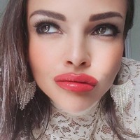 Wanita 42 tahun ini mengaku bahwa saat pandemi banyak orang yang punya fetish bersin atau batuk. Kadang orang memintanya merekam hal tersebut dengan mengenakan masker agar suasana COVID-19 lebih terasa. Foto: Instagram