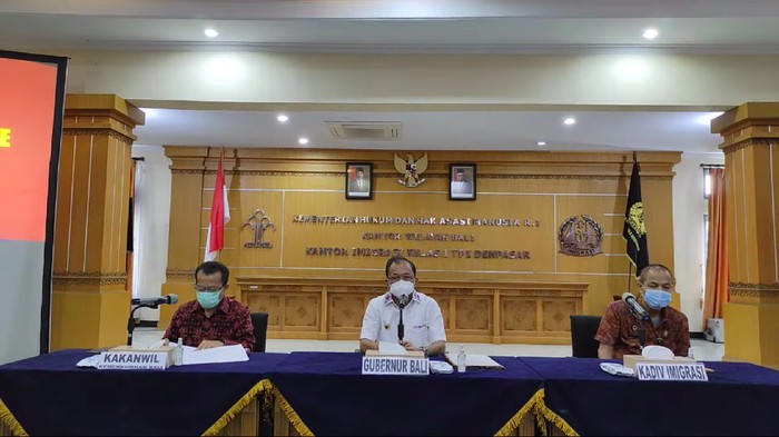 Jumpa pers deportasi WN Kanada penyelenggara kelas orgasme Bali