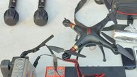 Ada juga satu unit drone yang diamankan. Selain itu, sejumlah senjata api berbagai ukuran disita. (Foto: Polres Jakbar)