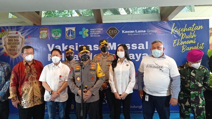 Kapolda Metro Jaya Irjen Fadil Imran tinjau vaksinasi di Kampung Tangguh Jaya RW 13 Pegadungan, Kalideres, Jakarta Barat.