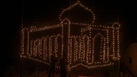 Warga menyalakan lentera yang digantung pada Lampu Colok berbentuk miniatur masjid dalam Festival Lampu Colok di Pekanbaru, Riau, Sabtu (8/5/2021).