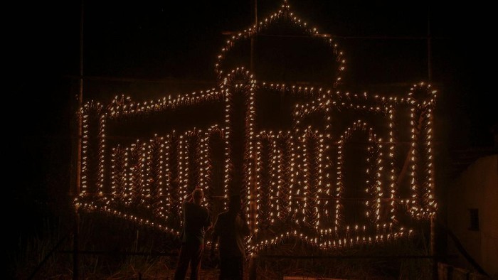 Kerlap-kerlip Lentera Warnai Festival Lampu Colok di Pekanbaru Festival lampu colok digelar di Pekanbaru, Riau. Di sana pengunjung dapat melhat beragam lentera yang disusun membentuk miniatur masjid hingga bangunan Kabah.