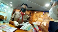 Nasabah PT Bank Tabungan Negara (Persero) Tbk. menghitung uang tunai pecahan Rp75 ribu di Kantor Cabang Bank BTN Jakarta Harmoni, di Jakarta. dok. Bank BTN