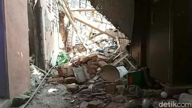 ledakan petasan ambrukkan rumah