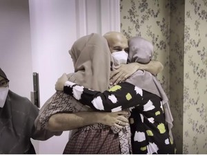 Tangis Haru Mark Sungkar Pertama Kali Lihat Anak Zaskia