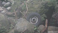 Terlihat di lokasi masih ada beberapa bagian pesawat.