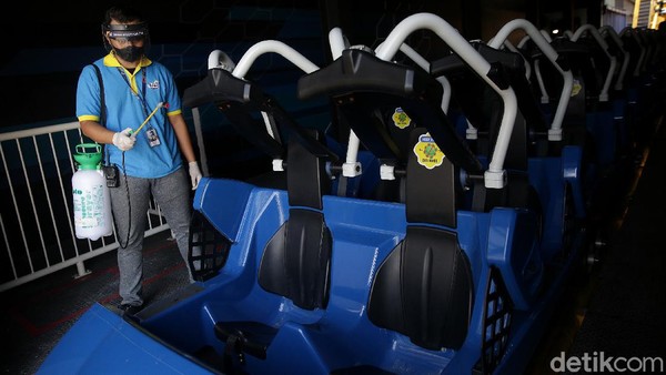 Trans Studio Cibubur buka mulai 14 Mei 2021 dari pukul 11.00-18.00 WIB. Kamu sudah bisa melakukan pre-order tiket Trans Studio Cibubur di website resmi Trans Studio Cibubur dan aplikasi detikcom. Adapun pre-order tiket berlaku untuk kunjungan bermain pada 14-31 Mei 2021, pukul 11.00 - 18.00 WIB. Seluruh promo ini berlaku untuk pembelian tiket secara langsung di loket Trans Studio Cibubur dan pembelian tiket secara online di website resmi Trans Studio Cibubur dan aplikasi detikcom. Tunggu apa lagi? Ayo, pesan tiket kamu dan manfaatkan promonya! Rayakan momen Lebaran seru dan hemat bareng orang tersayang di Trans Studio Cibubur. Trans Studio Cibubur buka mulai 14 Mei 2021 dari pukul 11.00-18.00 WIB. Kamu sudah bisa melakukan pre-order tiket Trans Studio Cibubur di website resmi Trans Studio Cibubur dan aplikasi detikcom. Adapun pre-order tiket berlaku untuk kunjungan bermain pada 14-31 Mei 2021, pukul 11.00 - 18.00 WIB. Seluruh promo ini berlaku untuk pembelian tiket secara langsung di loket Trans Studio Cibubur dan pembelian tiket secara online di website resmi Trans Studio Cibubur dan aplikasi detikcom. Tunggu apa lagi? Ayo, pesan tiket kamu dan manfaatkan promonya! Rayakan momen Lebaran seru dan hemat bareng orang tersayang di Trans Studio Cibubur.