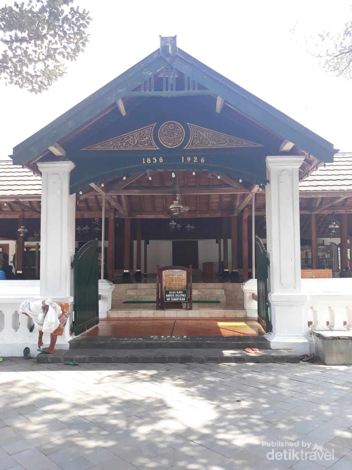 Masjid ini dibangun pada abad ke enam belas oleh Panembahan Senopati