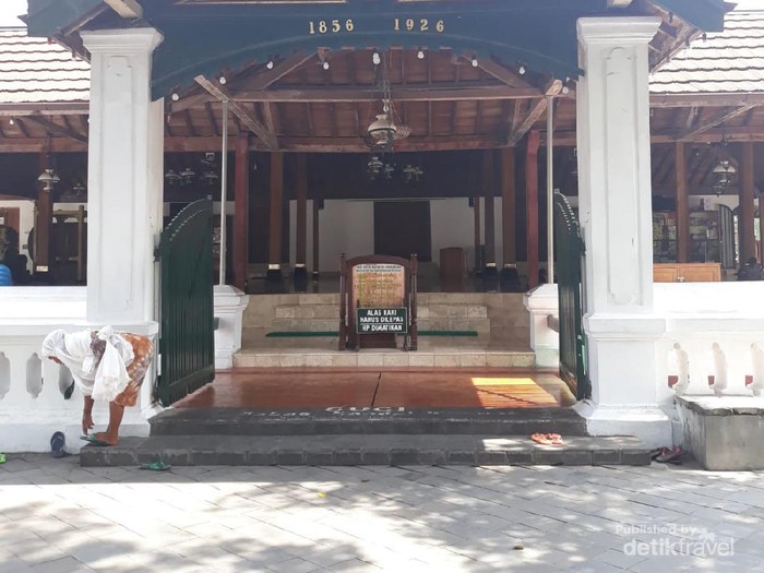 Masjid ini dibangun pada abad ke enam belas oleh Panembahan Senopati