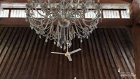 Seorang jamaah sedang berdoa setelah sholat Dzuhur