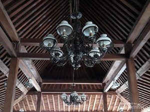 Cara Praktis Bersihkan Lampu Gantung di Rumah