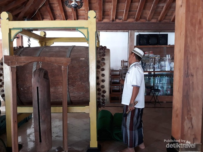 Bedug dan kentongan berusia ratusan tahun yang masih dibunyikan sebelum adzan berkumandang