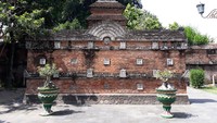 Tembok dengan ornamen khas bangunan Hindu di komplek makam Kotagede