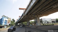 Keseluruhan Tol JORR 2 sendiri awalnya ditarget rampung akhir 2019 atau awal 2020. Namun penyelesaian jaringan tol sepanjang 110 km ini kerap terhambat oleh kendala pembebasan lahan. Beberapa ruas di antaranya bahkan memiliki deviasi yang cukup tinggi antara target konstruksi dan realisasinya.