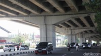 Selesainya JORR 2 diharapkan dapat mengurangi beban Tol JORR 1 yang sudah semakin padat. Angkutan logistik juga akan terhindar dari kemacetan tol di dalam kota. Oleh karena masih ada beberapa ruas tol yang belum rampung, target operasional ruas-ruas tol tersebut pun berubah. Adapun untuk target operasional masing-masing ruas tol berbeda satu sama lainnya.  