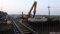 Pembangunan dinding penahan pun sudah dilakukan karena rel ini nantinya akan melintasi aliran sungai. Rel itu pun nantinya akan disangga oleh dinding penahan tersebut.