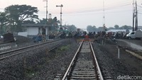 Diketahui, Pembangunan rel ganda ini dilakukan PT KAI agar perjalanan kereta lokal Kiaracondong-Cicalengka lebih cepat. Rel ganda yang sedang dibangun ini memiliki panjang sekitar 14 kilometer dan ditargetkan selesai tahun 2022 mendatang.