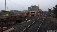 Penampakan terkini pembangunan rel ganda kereta api Kiaracondong-Cicalengka yang ada di kawasan Kecamatan Rancaekek, Kabupaten Bandung, Jawa Barat, Minggu (9/5/2021).