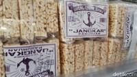 Pemilik toko Bipang Jangkar Pasuruan, Siou, mengatakan selain dijual di toko tersebut, bipang produksinya juga bisa ditemui di banyak toko di Pasuruan. 