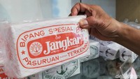 Siou mengatakan kata Bipang berasal dari bahasa Mandarin, Mi-fang, yang berarti beras yang wangi. Seiring perjalanan waktu, semakin banyak varian ukuran dan rasa. Meski tertulis bipang, tak sedikit warga yang menyebutnya jipang. Bipang Jangkar dijual satuan juga kemasan oleh-oleh. Harganya mulai Rp 6.000-40.000.