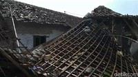 Saat terjadi ledakan, pemilik rumah dan dua anaknya berada di dalam. Beruntung mereka selamat. 