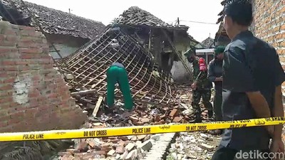 Ngeri! Rumah di Pasuruan Ambruk Gegara Ledakan Petasan