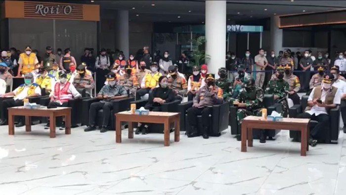 Panglima-Kapolri Bersama Sejumlah Menteri Tinjau Penyekatan Mudik di Merak (Fathan/20detik)