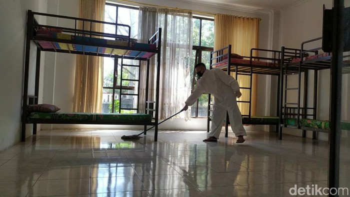 Pemuda Gereja Katolik bersihkan ruang isolasi COVID-19 di Ciamis.