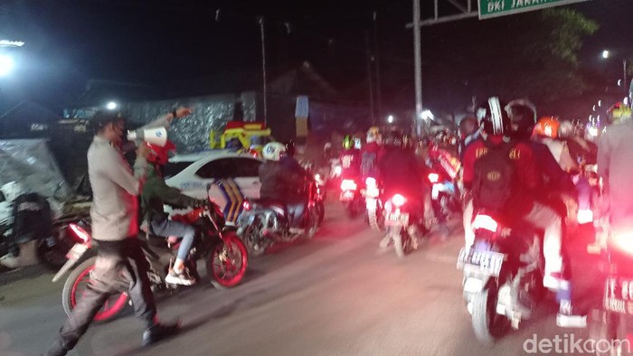 Pemudik blokade jalan arah Bekasi (Wilda Hayatun Nufus/detikcom)