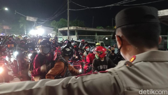 Pemudik hendak terobos sekat di Bekasi-Karawang (Wilda/detikcom)