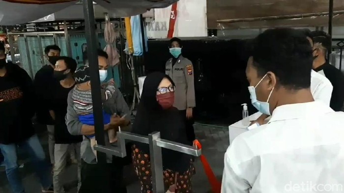 Empat hari menjelang Lebaran, pusat perbelanjaan di Kota Pasuruan dipadati pengunjung. Satgas COVID-19 terjun ke sejumlah lokasi untuk memastikan tak ada kerumunan.
