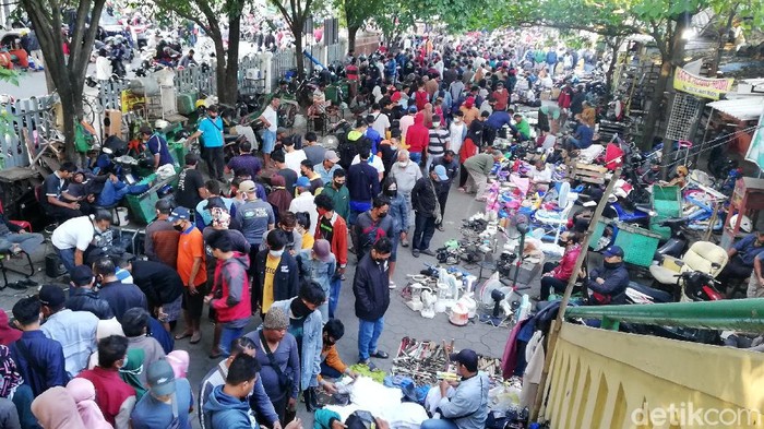 Pengunjung Pasar Klithikan Notoharjo, Semanggi, Solo, membeludak, Minggu (9/5/2021).
